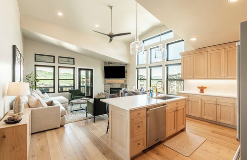 Park City Condo | Stylish Top-Floor Retreat Lake Views Minutes to Ski!
