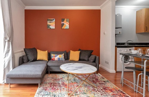 Rickmansworth Apartment | Stylish Town Centre Apartment, ALLOCATED FREE PARKING SPACE, RICKMANSWORTH HIGH STREET, Modern Decor, Juliet Balcony, Walking Distance to Rickmansworth Station Metropolitan Line