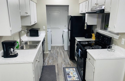 West Arlington House | Stylish Townhome 7 mins to AT&T Stadium 1 king bed and 1 Queen Bed free Wifi