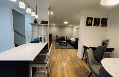 Bentley House | Stylish townhouse with a cosy balcony