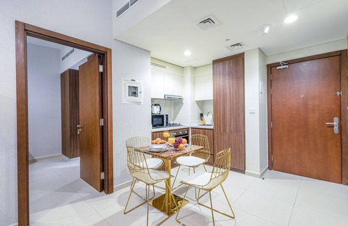 Downtown Dubai Apartment | Stylish Two-Bedroom Business Bay | Burj Khalifa View | Gym & Poolnn