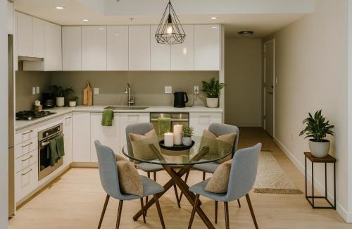 Downtown Vancouver Apartment | Stylish Urban Living 2 Bedroom Townhouse Near Yaletown
