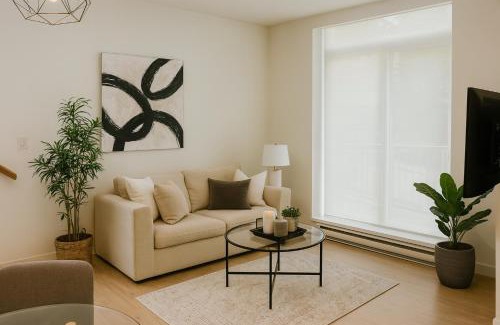 Downtown Vancouver Apartment | Stylish Urban Living 2 Bedroom Townhouse Near Yaletown
