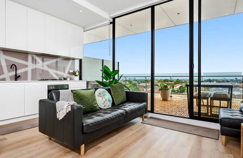 Essendon North Apartment | Stylish Urban Retreat Prime Location