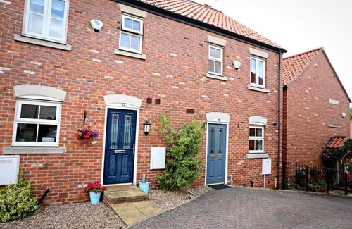 South Milford House | Stylish Village Townhouse w/Parking – Near Leeds & York
