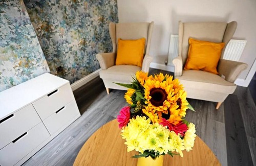 South Milford House | Stylish Village Townhouse w/Parking – Near Leeds & York