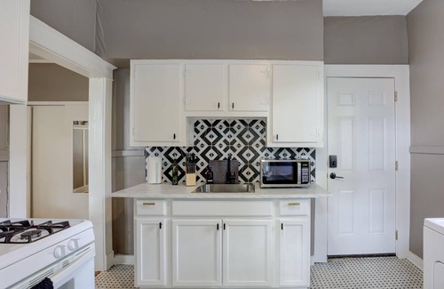 Midtown Apartment | Stylish Vintage Apartment in Midtown Close to All!