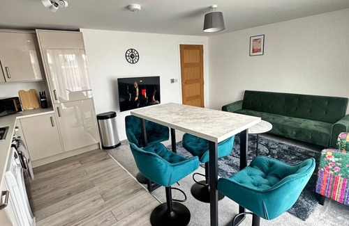Woking Apartment | Stylish Woking Stay + Parking