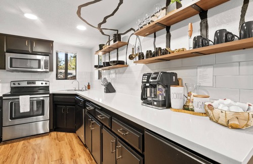 Meadowbrook Estates Cabin | StylishCabin, HotTub,FirePit,GameRm, 10Beds,EV,BBQ