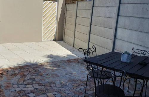 Durbanville Apartment | Sua Casa has African inspired decor