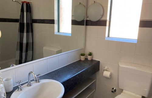 Subiaco Apartment | SUBI CENTRAL CLOSE CBD HOSPITALS WIFI NETFLIX WINE
