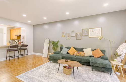 Bloomingdale House | Suburban Comfort Just 35 Min from Downtown Chi