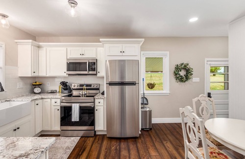 Sugar Grove Other | Sugar Grove Farmhouse - Hocking Hills! - Hot Tub!