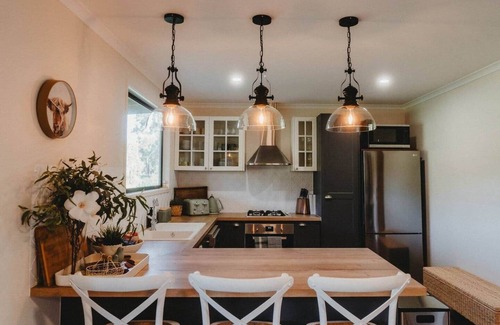 Bunburra House | Sugarloaf Luxury Farmhouse Cabin