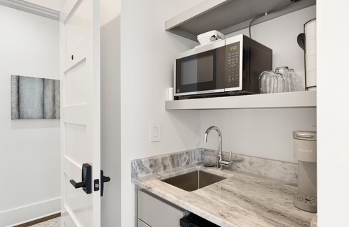 Westside Apartment | Suite B2 at 697 King