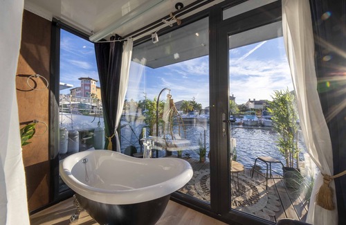 Frejus Plage Boat Rental | Suite Bali : Cocon d'amour avec Baignoire « Patte de Lion » (Port Fréjus)