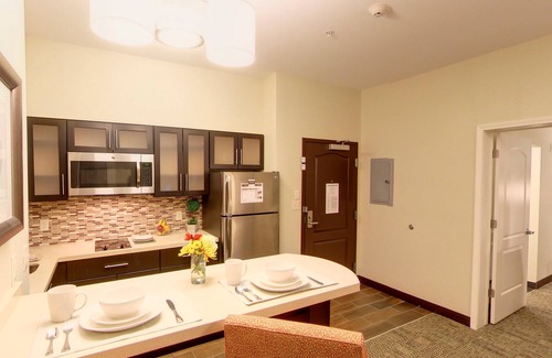 Bryant Pattengill West Apartment | Suite Close to U of M | Indoor Pool + Business Ctr