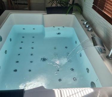 Saint-Prix House | Suite de charme avec JACUZZI illimité et jardin privatif