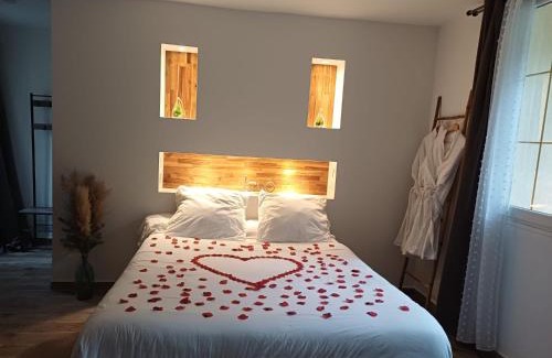 Saint-Prix House | Suite de charme avec JACUZZI illimité et jardin privatif