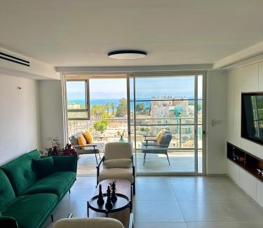 Acre Apartment | Suite In White