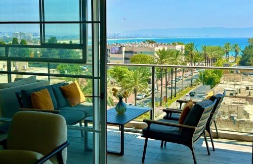 Acre Apartment | Suite In White
