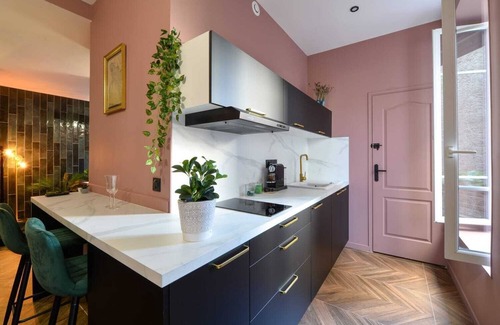 Republique - Tolstoi Apartment | Suite Jacuzzi, Chic et Romantique à 50 Mètres du Métro