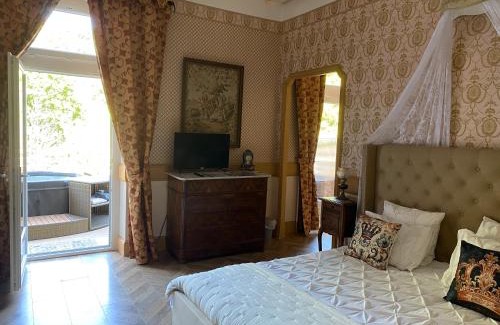 Saint-Barthelemy-de-Vals Bed & Breakfast | Suite romantique d'Isoarde des Baux - Château de Rochetaillée