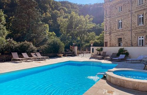 Saint-Barthelemy-de-Vals Bed & Breakfast | Suite romantique d'Isoarde des Baux - Château de Rochetaillée