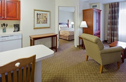 Cranbury Condo | Suite w/Kitchen Only 30 Min to Six Flags!