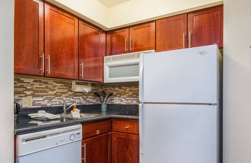 East Texas Condo | Suite with Conference Space | Free Breakfast + 24-hour Business Center