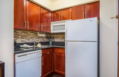 East Texas Condo | Suite with Conference Space | Free Breakfast + 24-hour Business Center