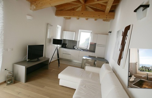 Aer Apartment | Suite with whirlpool, sleeps 6, breathtaking lake view, pool