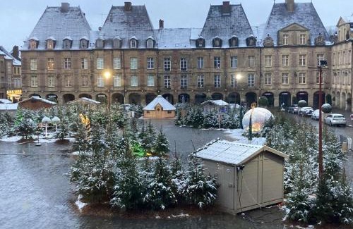 Charleville-Mezieres Apartment | Suites MANA - Cupidon avec superbe vue Place Ducale Parking inclus