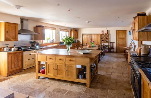 Tarbert House | Suleskerry: stunning views, hot tub & games room