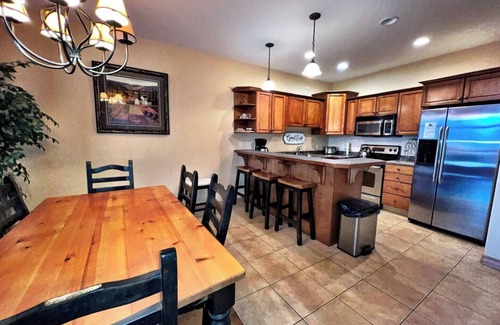 East Kootenay Condo | SullivanStone #18 - Golf - Ski - Hike - Chill - Private Hot Tub - Sleeps 11