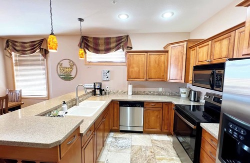 East Kootenay Condo | SullivanStone #32 - Golf - Ski - Hike - Chill - Private Hot Tub - Sleeps 8.