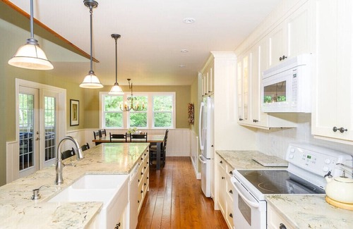 Perry Cottage | Summer '25! Luxe Four-Season Cottage w/WiFi near Huntsville, Arrowhead ☀️❄️🍂🌷