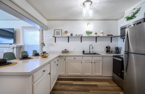 Hellman Street House | Summer in SoCal! 2BR Retreat Near Beach + Dtwn LBC. Only 30min to Disneyland!