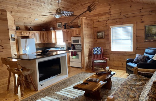 West Jefferson Cabin | SUMMER SPECIAL — Book 5 nights 6+7th FREE — LOG CABIN with Privacy+ Firepit