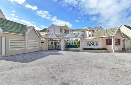 Pollok Beach Apartment | Summerseas Units