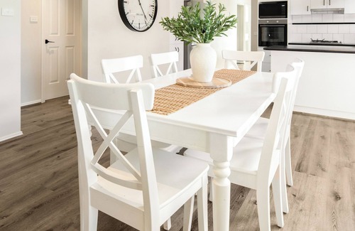 Sydenham House | Summery 4BR Home by Mel Airport CBD & Watergardens