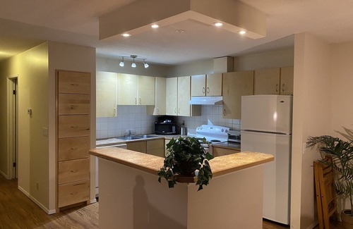 Montgomery House | SUMMIT & CITY STAY VRBO HOME —River, Mountains, Downtown, Mall, Stampede & More!