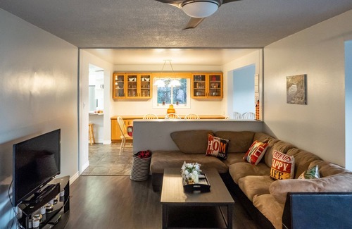 Fenelon Falls Cottage | SUN BAY COTTAGE - WATERFRONT