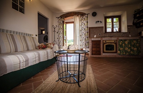 Montescudaio Apartment | Sun Cottage in Tuscany Hillside Near the Sea, Ultra WiFi and Parking