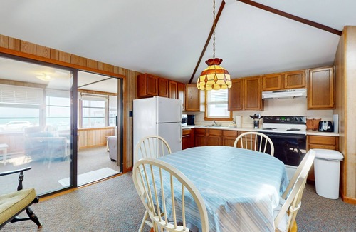 York Beach Apartment | Sun-filled & serene coastal retreat with deck & stunning ocean views - near golf