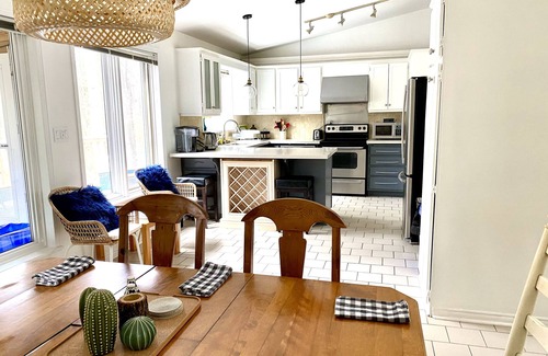 Bluewater Beach House | Sun & Seclusion - All-Season Cottage