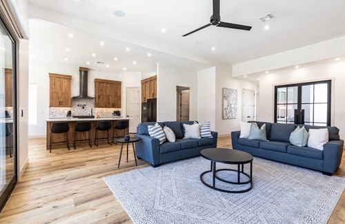 Washington House | Sun Seeker 2 Bed Master Suite w/office. Hot Tub!