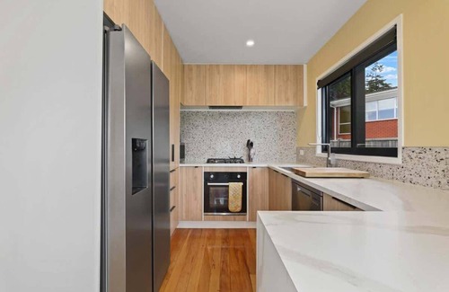 Springfield House | Sundrenched 70's | 3 Bed + Sleep-out with Spa Pool