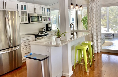Gravenhurst Cottage | Sunfilled Muskoka cottage
