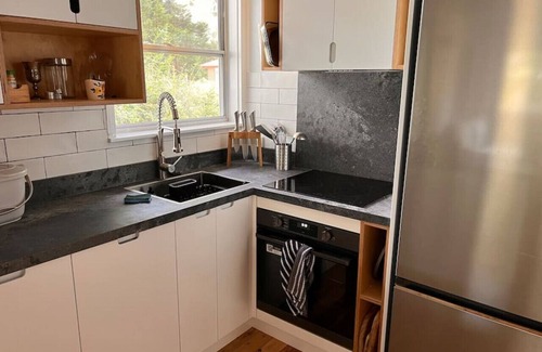 Wentworth Falls Cabin | Sunflower House, a cozy cabin at Lake Wentworth